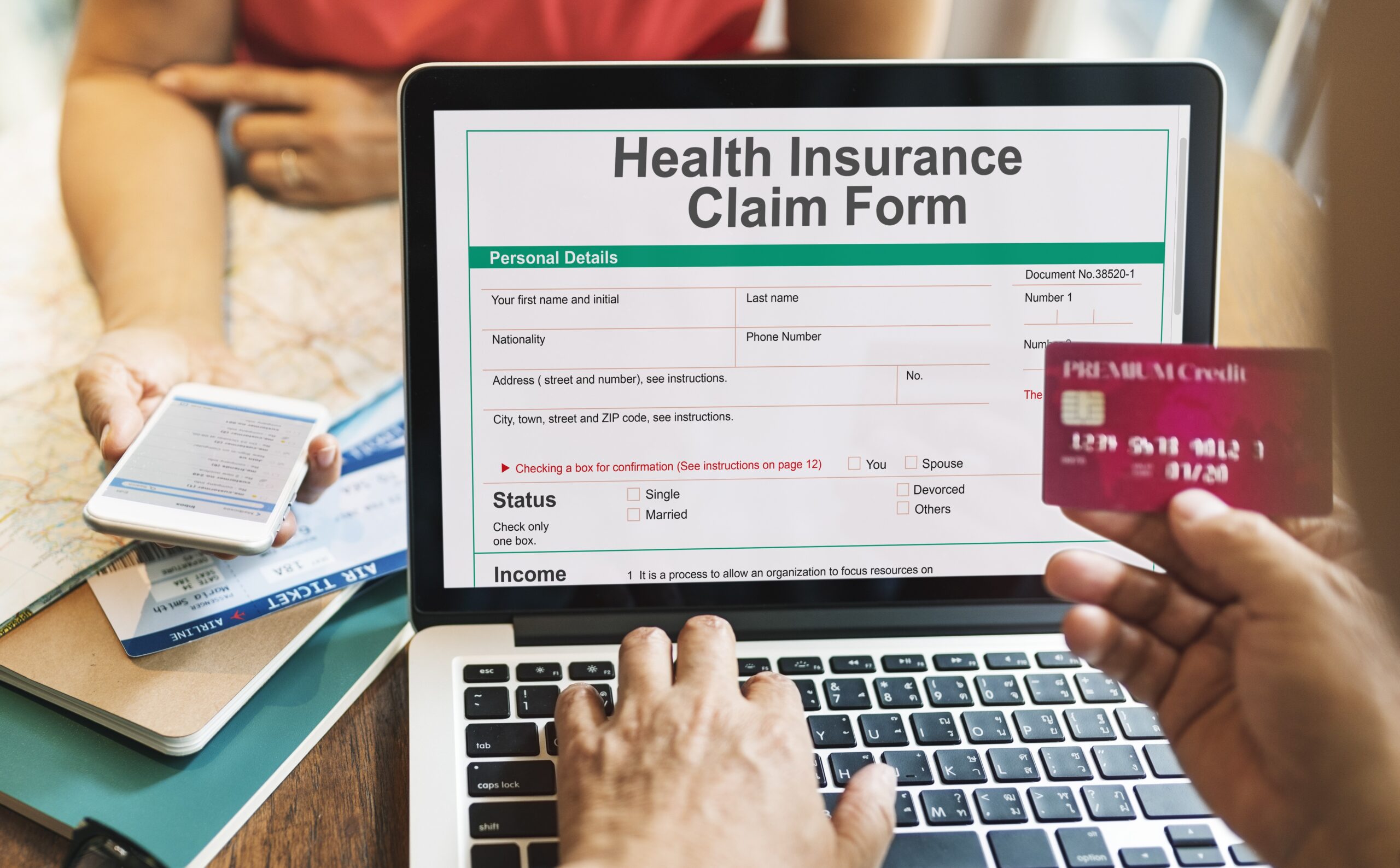 Gambar menunjukan seseorang yang sedang melakukan registrasi online peserta asuransi kesehatan